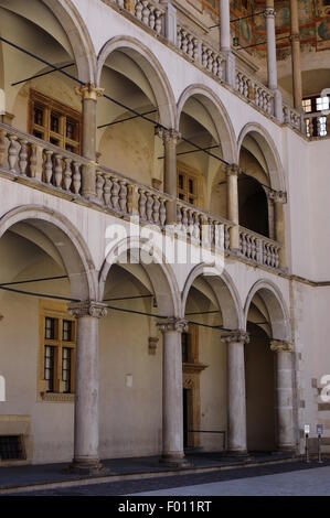 Wawel, Krakau, Polen – 28. Juli 2015. Königliche Schloss, Sitz der polnischen Könige aus dem 12. bis 17. Jahrhundert. Innenhof mit Arkaden. Stockfoto