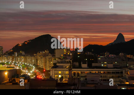 Copacabana bei Sonnenuntergang, Rio De Janeiro, Brasilien Stockfoto