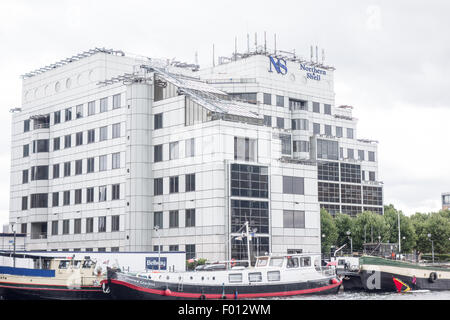 Das Büro von Northern Shell in Crossharbor überblickt das Dock. Stockfoto