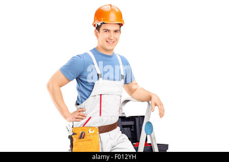 Männliche Elektriker stehen auf einer Leiter isoliert auf weißem Hintergrund Stockfoto