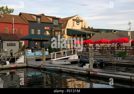 Bowens Wharf, Menschen Essen am Dach bedeckt Tabellen, historischen Gebäuden im Hintergrund, dock im Vordergrund. Stockfoto