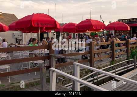 Bowens Wharf, Personen an Tischen Dach abgedeckt Stockfoto