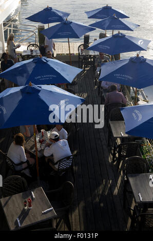Bowens Wharf, Menschen am blauen Schirm bedeckt Tischen bei Landungen, von oben Stockfoto