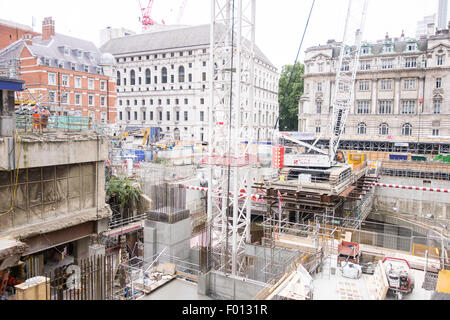 Zwei Arbeiter ruht oberhalb der Crossrail-Welle an Moorgate Station. Stockfoto