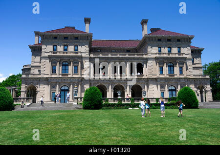 Breaker Villa, Besucher auf Rasen, Treppen und Balkone, die Fotos von der enormen Villa stehen. Stockfoto