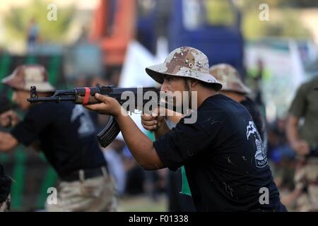 Gaza, Palästina. 5. August 2015. Palästinensische Jugendliche zeigen ihr können während der Abschlussfeier eines Militär-Stil-Camp von der Hamas-Bewegung in Gaza-Stadt organisiert. Tausende von jungen Palästinensern trat Hamas Militärstil Sommer-Camps während der Schulferien in den Gaza-Streifen, sie darauf vorzubereiten, "alle möglichen israelischen Angriff zu begegnen", sagte Veranstalter. Bildnachweis: Nidal Alwaheidi/Pacific Press/Alamy Live-Nachrichten Stockfoto