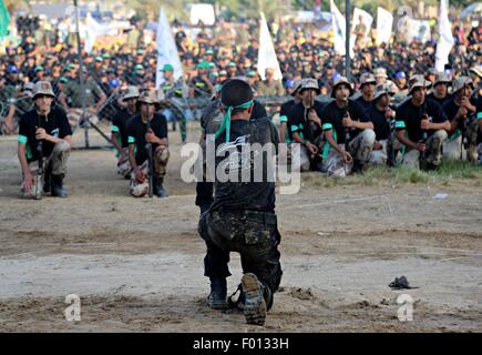 Gaza, Palästina. 5. August 2015. Palästinensische Jugendliche zeigen ihr können während der Abschlussfeier eines Militär-Stil-Camp von der Hamas-Bewegung in Gaza-Stadt organisiert. Tausende von jungen Palästinensern trat Hamas Militärstil Sommer-Camps während der Schulferien in den Gaza-Streifen, sie darauf vorzubereiten, "alle möglichen israelischen Angriff zu begegnen", sagte Veranstalter. Bildnachweis: Nidal Alwaheidi/Pacific Press/Alamy Live-Nachrichten Stockfoto