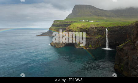 Der Mulafossur Wasserfall und das Dorf Gasadalur. Vagar Insel. Färöer Inseln Stockfoto