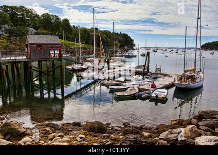 Blick aus Rockport Hafen entlang der Atlantikküste in Maine mit verschiedenen Jollen und Segelboote gebunden an das Dock Stockfoto