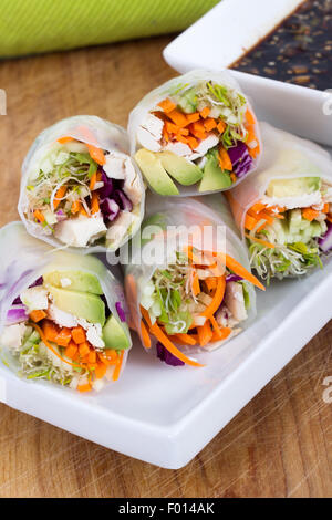 buntes Huhn, Sprossen und Avocado Reispapier Frühlingsrollen mit Soja-Basis Dip-sauce Stockfoto