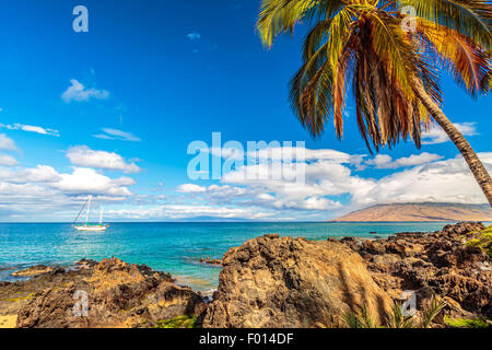 Ein Segelboot vor Anker vor der Küste von Kamaole Beach in Kihei auf Maui, Hawaii Stockfoto