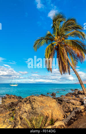 Ein Segelboot vor Anker vor der Küste von Kamaole Beach in Kihei auf Maui, Hawaii Stockfoto