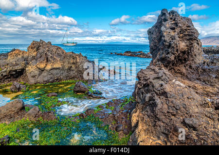 Ein Segelboot vor Anker vor der Küste von Kamaole Beach in Kihei auf Maui, Hawaii Stockfoto