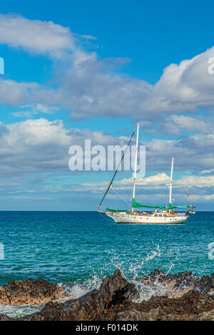 Ein Segelboot vor Anker vor der Küste von Kamaole Beach in Kihei auf Maui, Hawaii Stockfoto