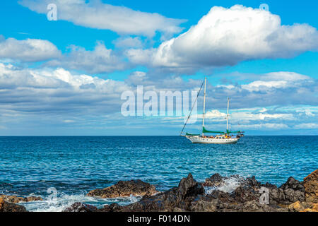 Ein Segelboot vor Anker vor der Küste von Kamaole Beach in Kihei auf Maui, Hawaii Stockfoto