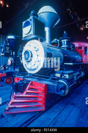 Dampfmaschinen in Central Pacific Railroad Station, California State Railroad Museum, Old Sacramento, Kalifornien Stockfoto