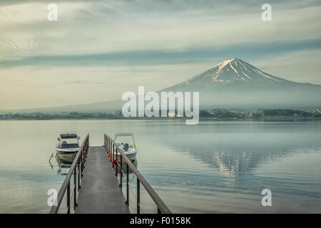 Mt.Fuji und Steg in Kawaguchiko, Japan Stockfoto