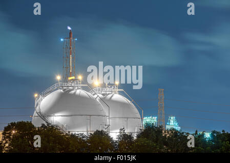 Landschaft der Kugel Tank von Gas und Flüssigkeit Chamical Lagerung. Stockfoto