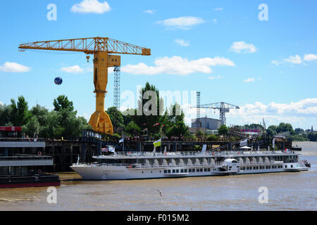 Gelbe Titan Kran an den alten Docks des in Nantes Stockfoto