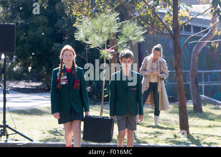 Hundertjahrfeier der Schlacht von Lone Pine zwischen australischen und osmanischen Truppen während des ersten Weltkrieges erinnert an Avalon Public School, Sydney, Australia.The Gouverneur von New South Wales, General David Hurley die lone Pine gepflanzt und eine zeremonielle Gedenktafel enthüllt. Stockfoto