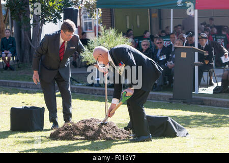 Hundertjahrfeier der Schlacht von Lone Pine zwischen australischen und osmanischen Truppen während des ersten Weltkrieges erinnert an Avalon Public School, Sydney, Australien. Der Gouverneur von New South.Wales, General David Hurley die lone Pine gepflanzt und eine zeremonielle Gedenktafel enthüllt. Stockfoto