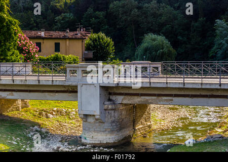 Brücke über das Wasser des Baches Tramazzo beim Baden die Hügel Dorf Tredozio in der Romagna in Norditalien auf dem Land Stockfoto