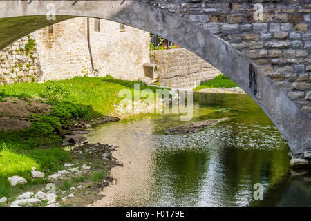 Brücke über das Wasser des Baches Tramazzo beim Baden die Hügel Dorf Tredozio in der Romagna in Norditalien auf dem Land Stockfoto