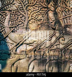 Nahaufnahme eines Flachreliefs an Wand in Angkor Wat, Kambodscha Stockfoto