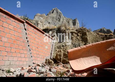 La Paz. 5. August 2015. Foto aufgenommen am 5. August 2015 zeigt ein Haus beschädigt durch einen Erdrutsch in Caliri, südlich von La Paz, Bolivien. Lokale Presse, die Erdrutsch aufgetreten am Dienstag Abend in der Zone von Caliri von La Paz nach und wurde verursacht durch Bau Ausgrabungen, wobei drei Häuser betroffen und 17 Personen evakuiert. Bildnachweis: G. Jallasi/ABI/Xinhua/Alamy Live-Nachrichten Stockfoto