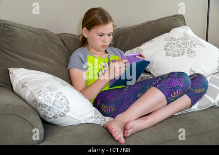 Young Girl (elf Jahre alt) lesen auf ihrem iPad.  HERR Stockfoto