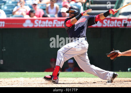 Los Angeles, Kalifornien, USA. 5. August 2015. Cleveland Indians erster Basisspieler Carlos Santana (41) sieht seine Chance im Spiel zwischen der Cleveland Indians und die Los Angeles Angels of Anaheim, Angel Stadium in Anaheim, CA, Fotograf: Credit: Peter Joneleit/Cal Sport Media/Alamy Live News Stockfoto