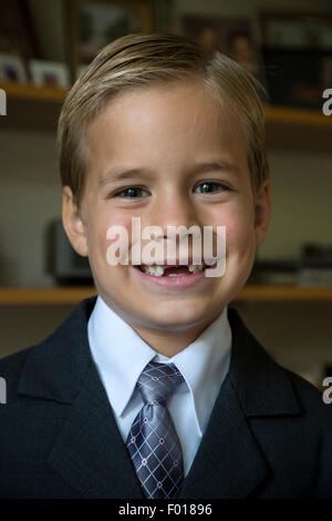 Sechs-jährigen Jungen fehlen zwei Vorderzähne, lächelnd.  HERR Stockfoto