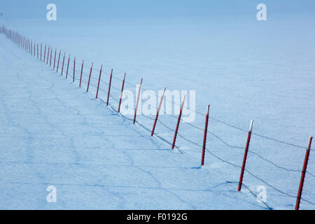 Vieh-Zaun am Klamath Marsh im Winter, Klamath County, Oregon Stockfoto