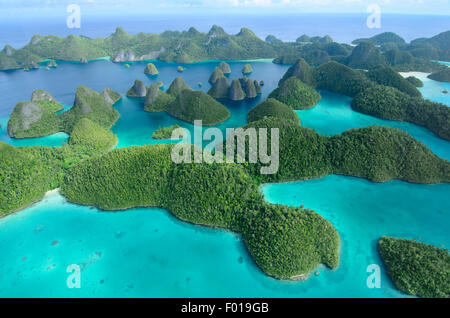 Luftbild von der Wayag Insel Gruppe im hohen Norden von Raja Ampat, West-Papua, Indonesien, Pazifik Stockfoto