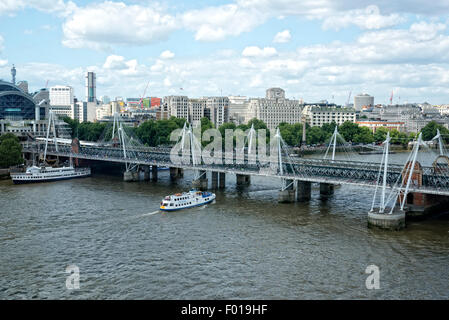 Blickte auf die Jubilee-Brücke aus dem Riesenrad London Eye, London, England.  Skyline im Hintergrund. Stockfoto