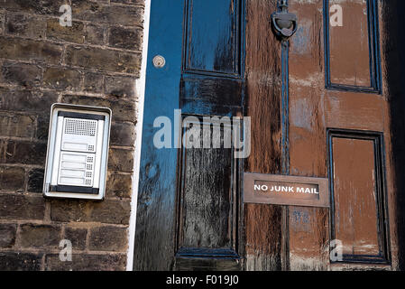 "Keine Junk-Mail" Schild auf einer Haustür in Greenwich, England. Stockfoto