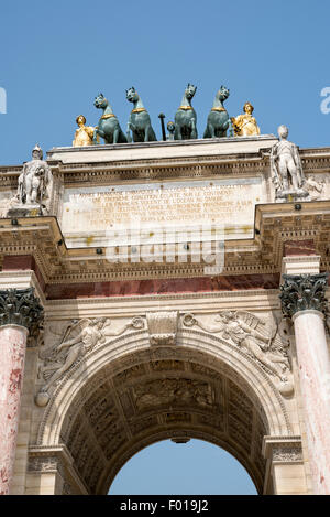 Close Up von l ' Arc de Triomphe du Carrousel in der Nähe vom Louvre, Paris, Frankreich. Stockfoto