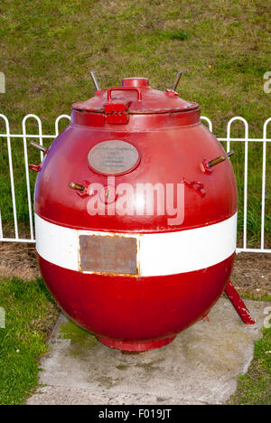 2. Weltkrieg Naval Mine (1940) befindet sich am Roker, Sunderland, jetzt als Almosen sammeln Box verwendet. Stockfoto