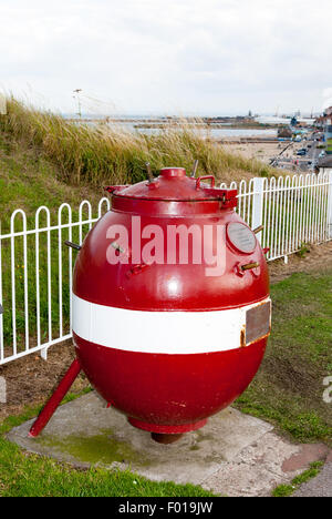 2. Weltkrieg Naval Mine (1940) befindet sich am Roker, Sunderland, jetzt als Almosen sammeln Box verwendet. Stockfoto