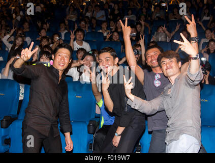 Yu Hae-Jin? Yoo a, Hwang Jung-Min und Ryoo Seung-Wan, 4. August 2015: südkoreanischer Schauspieler (L-R) Yu Hae-Jin, Yoo a und Hwang Jung-Min posieren mit Regisseur Ryoo Seung-wan während eines GV des koreanischen Films "Veteran" in Seoul, Südkorea. © Lee Jae-Won/AFLO/Alamy Live-Nachrichten Stockfoto