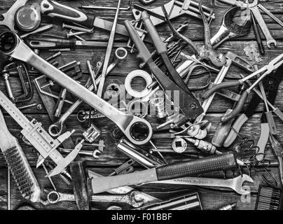 Satz von verschiedenen Tools auf hölzernen Hintergrund, bw Foto Stockfoto