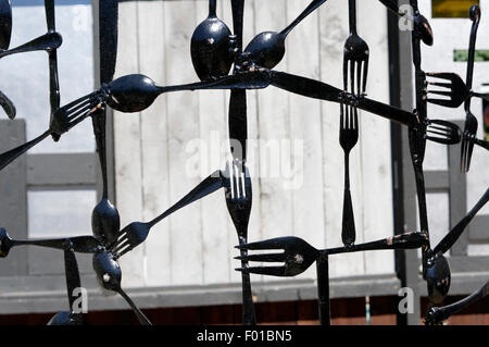 Metall-Skulptur aus recycelten Gabeln, Löffel und Messer Stockfoto