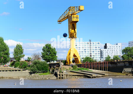 Gelbe Titan Kran an den alten Docks des in Nantes Stockfoto