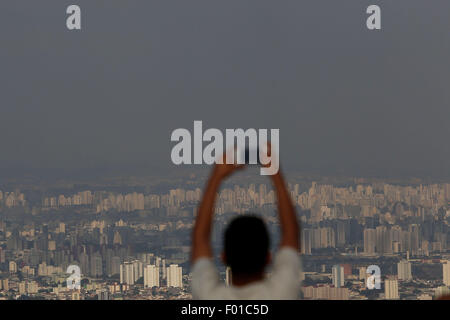 Sao Paulo, Brasilien. 5. August 2015. Ein Mann nimmt Fotos von Verschmutzung in Sao Paulo, Brasilien, am 5. August 2015. Laut Lokalpresse, der Mangel an Niederschlägen und geringer relativer Luftfeuchtigkeit in Sao Paulo, hat die Zunahme der Verschmutzung verursacht. © Rahel Patras/Xinhua/Alamy Live-Nachrichten Stockfoto