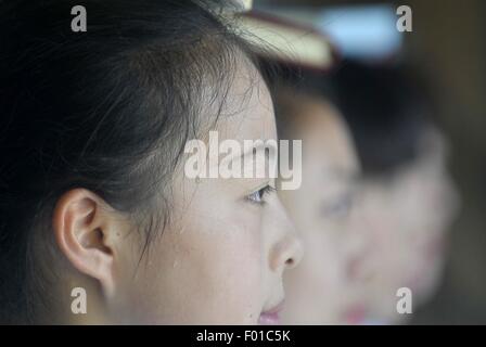 Yangzhou, China Jiangsu Provinz. 5. August 2015. Ein Reiseleiter erhält eine Ausbildung am Westsee Schmächtig in Yangzhou, der ostchinesischen Provinz Jiangsu, 5. August 2015. Bildnachweis: Meng Delong/Xinhua/Alamy Live-Nachrichten Stockfoto