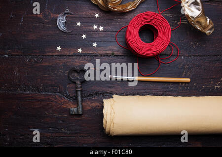 Deko-Elemente für das Handwerk auf alten Holztisch. Dekorateur Arbeitsplatz. Urlaub-Hintergrund Stockfoto