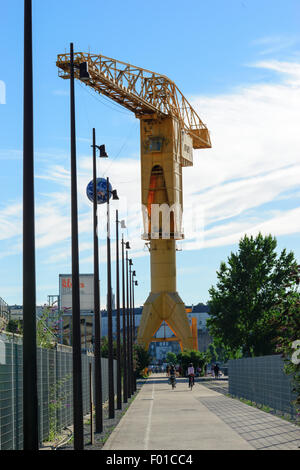 Gelbe Titan Kran an den alten Docks des in Nantes Stockfoto