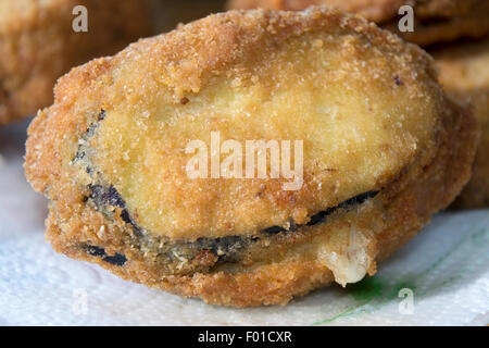 Auberginen in einer Kutsche oder Auberginen in Carrozza gebratene Eggplantase mit Mozzarella-Füllung Stockfoto