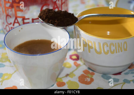 eine Tasse extra starken Kaffee mit einem Teelöffel des gemahlenen Kaffees Stockfoto