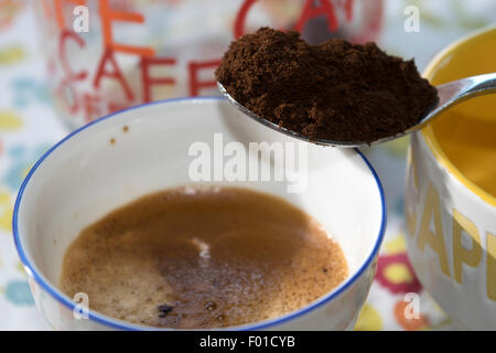 eine Tasse extra starken Kaffee mit einem Teelöffel Zahlschwein Kaffee Stockfoto